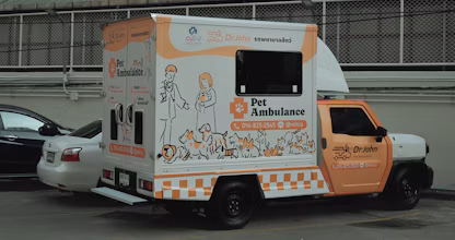 Ambulanță veterinară albă și portocalie cu ilustrații de animale